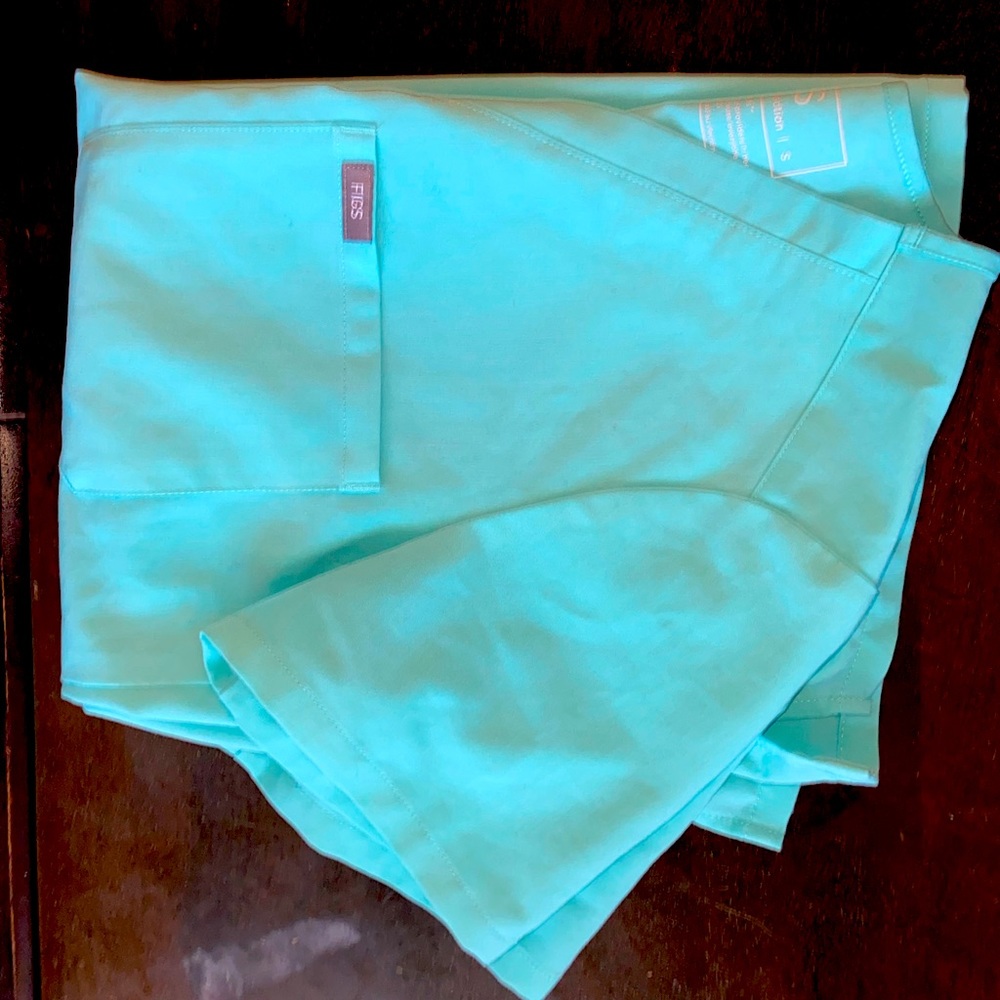 Fresh Aqua one pocket FIGS TOP! Size Small!